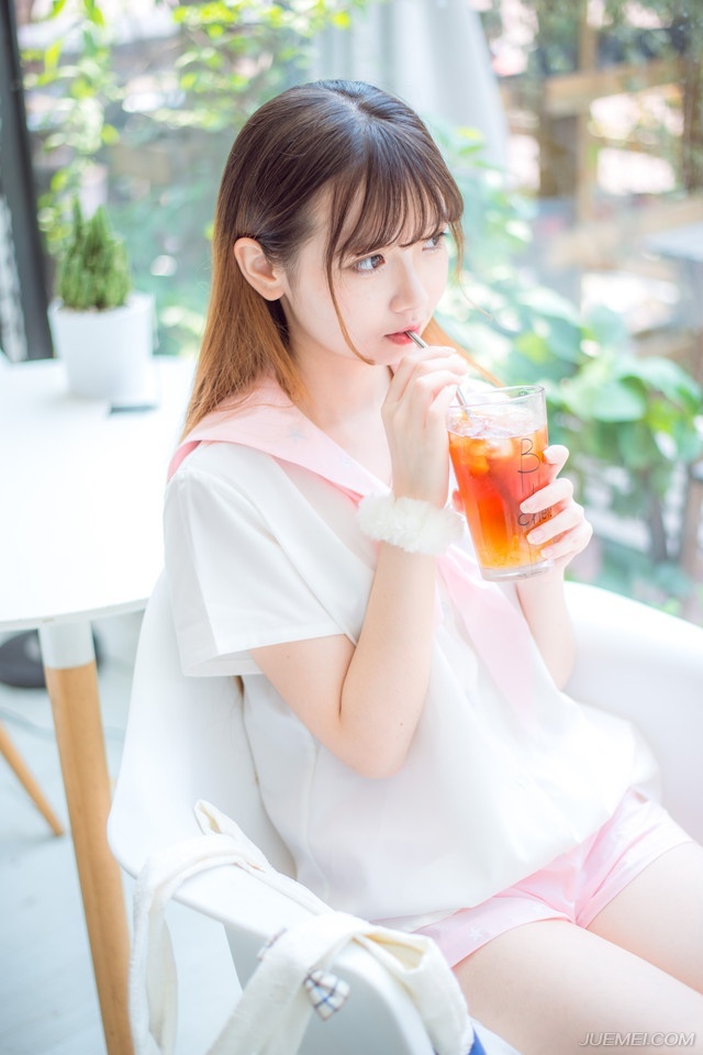 “多谢夫君体谅。”大乔微微松了口气，见小乔还站在那里不动，不由有些气急，拉了拉妹妹的手。